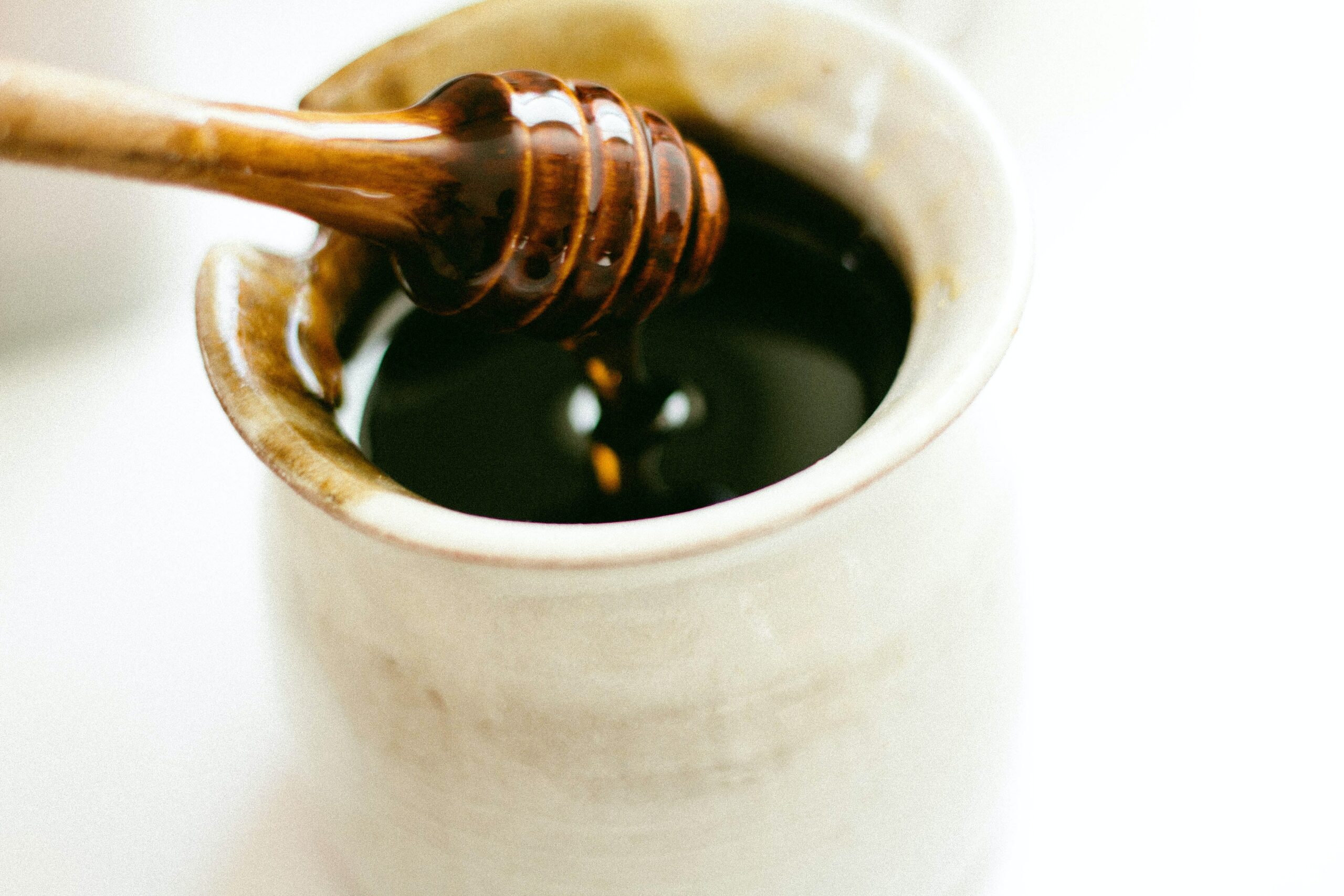 Ein Honigtopf – oder auch Honeypot – wird verwendet, um Angreifer anzulocken (Foto: Sonja Langford/Unsplash).